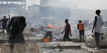 Ghana : un énorme incendie ravage le principal marché de vêtements de seconde main venus d’Europe et de France.