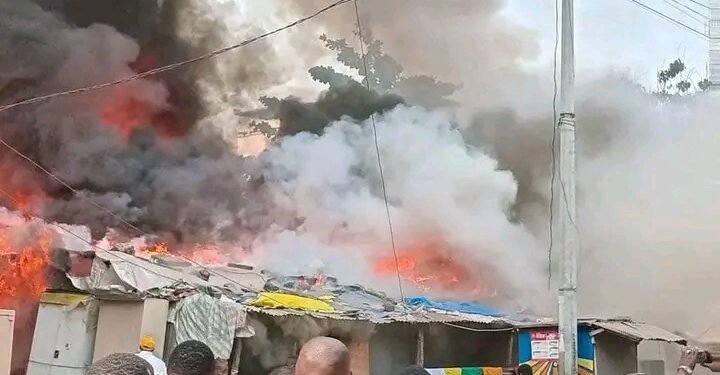 Urgent ,un incendie en cours dernière l&rsquo;hôtel kaloum.