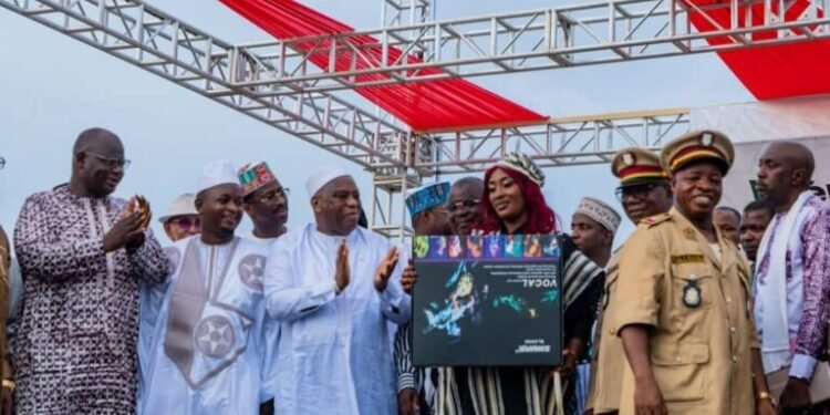 Moussa moise Sylla a procedé a la remise des instruments de musique aux 10 grands orchestres nationaux.