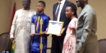 Retour triomphal des lauréats guinéens de la dictée PGL : Mohamed Traoré et Fatoumata Barry honorés après leur succès champion de la Dictée  a Montréal Canada.