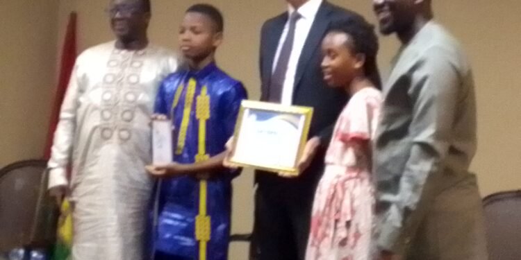 Retour triomphal des lauréats guinéens de la dictée PGL : Mohamed Traoré et Fatoumata Barry honorés après leur succès champion de la Dictée  a Montréal Canada.