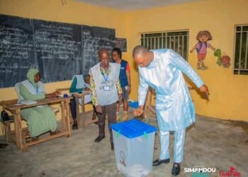 Scrutin du 21 septembre : le ministre Aboubacar Camara accomplit son devoir citoyen à Kiroti.