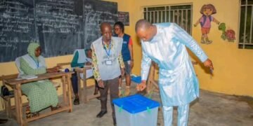 Scrutin du 21 septembre : le ministre Aboubacar Camara accomplit son devoir citoyen à Kiroti.