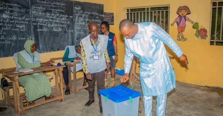 Scrutin du 21 septembre : le ministre Aboubacar Camara accomplit son devoir citoyen à Kiroti.