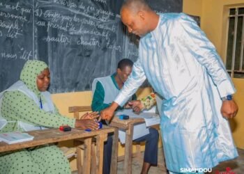 Référendum en Guinée : forte participation à Kiroti, le ministre Aboubacar Camara salue l’engagement citoyen.