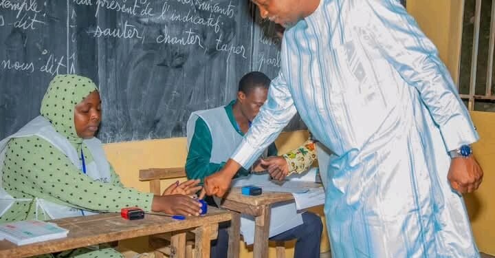 Référendum en Guinée : forte participation à Kiroti, le ministre Aboubacar Camara salue l’engagement citoyen.