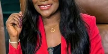 Alliance Femme et Média distingue la jeune présentatrice de la RTG, Kadiatou Kaba.