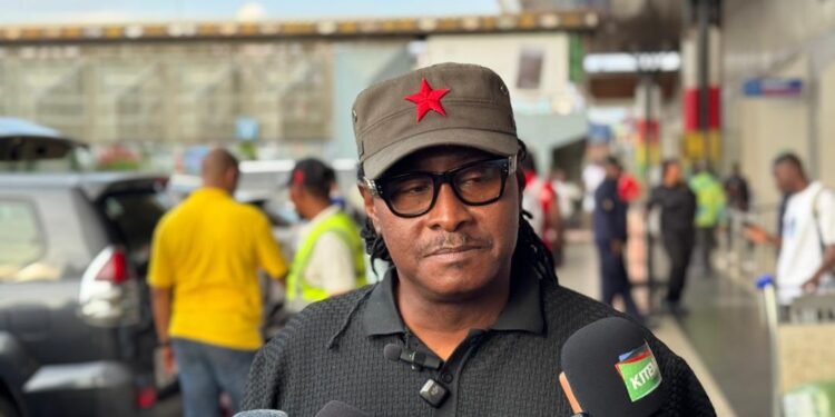 L’artiste sénégalais Awadi arrive à Conakry pour la Biennale de Guinée 2025.
