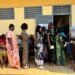 Constat/présidentielles en Guinée : de nombreux habitants d&rsquo;Ansoumania vaquent à leurs activités tandis que une minorité gagna les bureaux de vote.