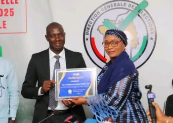Guinée : Mme Camara Djenabou Touré honorée Par  le Prix Miroir Guinee pour l&rsquo;excellence  distinctions pour son leadership à la tête des élections.