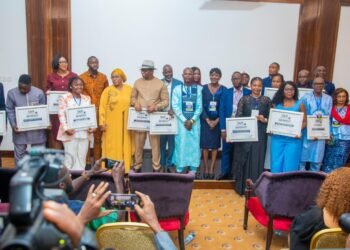 Guinea Excellence Awards : Madame Kantè Kadjatou Doumbouya remporte le Prix de la Performance.