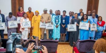 Guinea Excellence Awards : Madame Kantè Kadjatou Doumbouya remporte le Prix de la Performance.