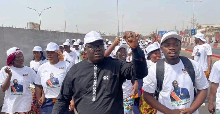 Accueil du Président Mamadi Doumbouya à l’aéroport de Conakry : Jules Doré mobilise la jeunesse de Dixinn.