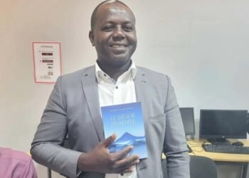 Cérémonie de dédicace : Moussa Kalam Soumah présente Le Trésor du Peuple au Centre Culturel Franco-Guinéen.