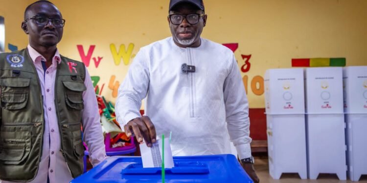 Triple scrutin en Guinée : le ministre Mourana Soumah vote à Dixinn Centre et salue un climat de sérénité