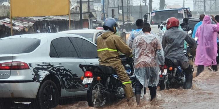 Forte pluie à Conakry : des embouteillages et des difficultés de circulation ce lundi matin.