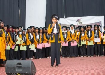 Saran Couture remet des certificats à 51 jeunes filles formées en couture .