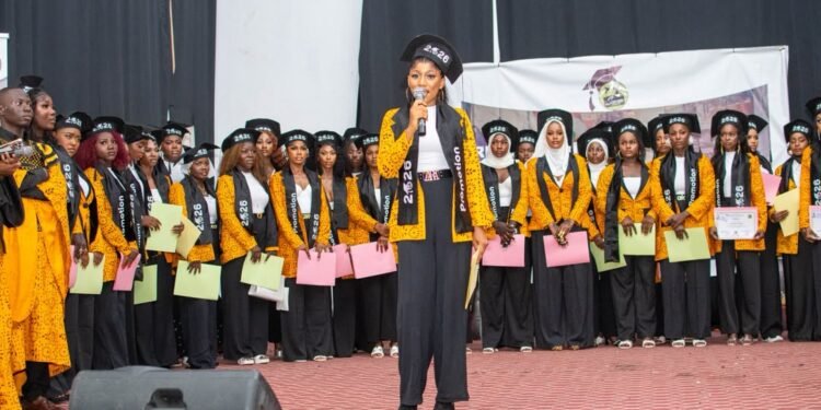 Saran Couture remet des certificats à 51 jeunes filles formées en couture .